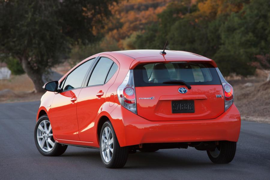  Toyota Prius C 2011 года  (фото 18 из 37)